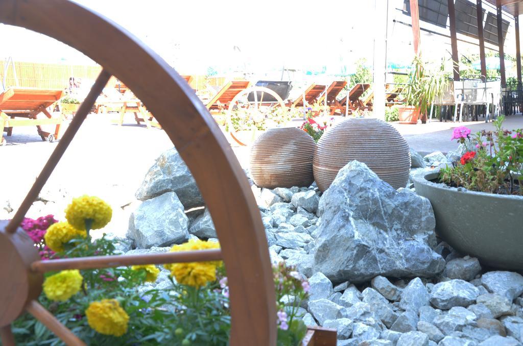 Hotel Spa Ice Resort Ghiroda Bagian luar foto